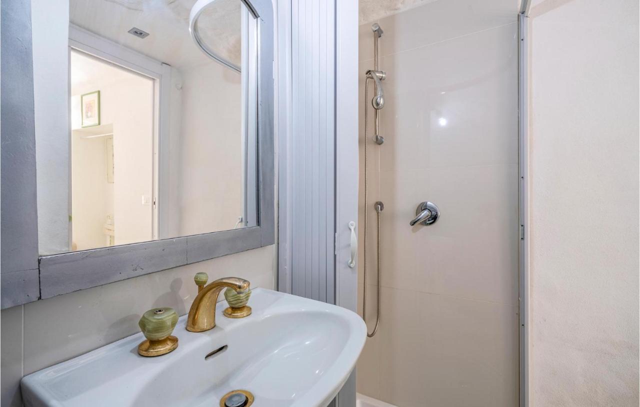 Pet Friendly In With Kitchen *